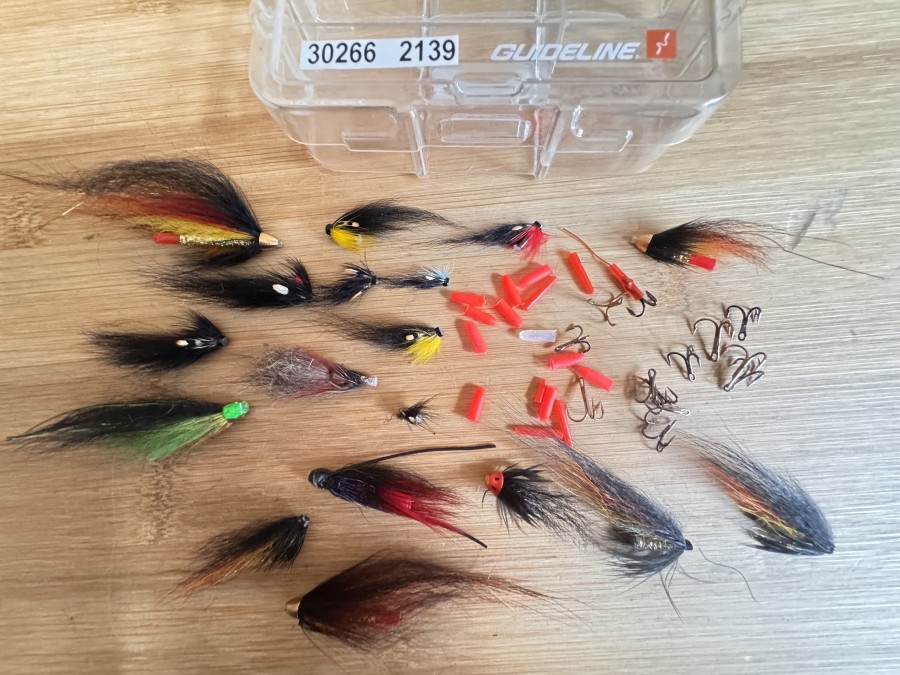 Tubenfliegenset, 18 Stück, 10 bis 50mm, Drillingen, Guideline Tubenbox, ungefischt, sehr gute Qualität