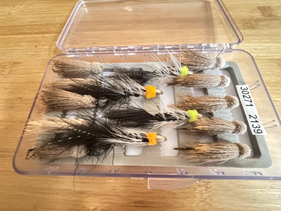 Streamersortiment, 10 Muddler, Grösse 4 und 4 Wooly Bugger, in Kunststoff Fliegenbox, gute Qualität