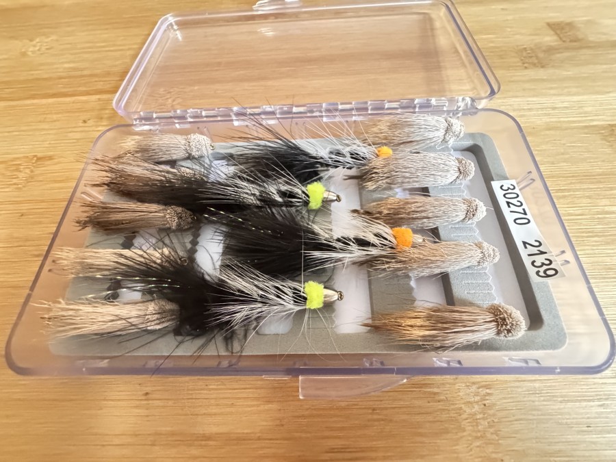 Streamersortiment, 10 Muddler, Grösse 4 und 4 Wooly Bugger, in Kunststoff Fliegenbox, gute Qualität