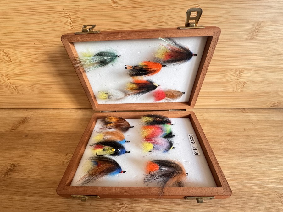 Lachsfliegensortiment, 14 Stück, Grösse 2, Arctic Fox, in Wheatley Holzbox, gute Qualität
