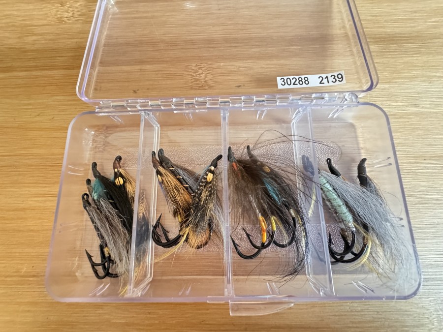 Lachsfliegen Sortiment, 14 Stück, Partridge Haken, Grösse 3/0, in Kunststoff Fliegenbox, fängige Muster