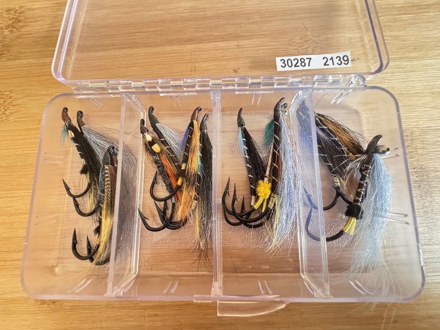 Lachsfliegen Sortiment, 14 Stück, Partridge Haken, Grösse 3/0, in Kunststoff Fliegenbox, fängige Muster