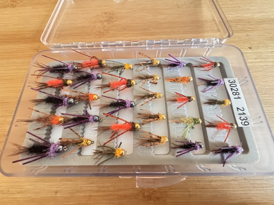 Tungstennymphen Sortiment, 30 Stück, Grösse 8 bis 16, Gummibeine, in Kunststoff Fliegenbox, sehr gute Qualität