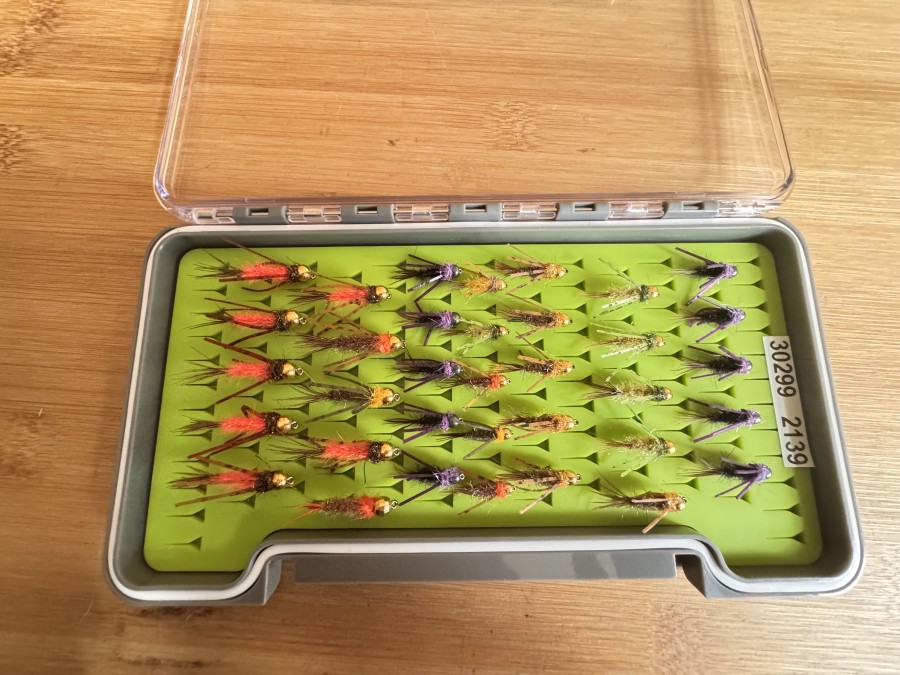 Tungstennymphen Sortiment, 30 Stück, Grösse 6 bis 16, Gummibeine, in Kunststoff Fliegenbox, sehr gute Qualität