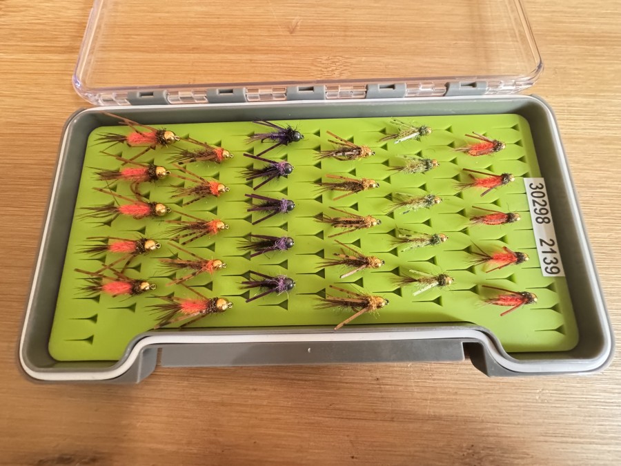 Tungstennymphen Sortiment, 30 Stück, Grösse 6 bis 16, Gummibeine, in Kunststoff Fliegenbox, sehr gute Qualität