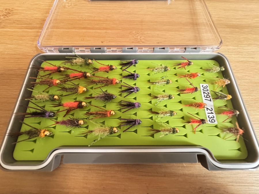 Tungstennymphen Sortiment, 35 Stück, Grösse 6 bis 16, Gummibeine, in Kunststoff Fliegenbox, sehr gute Qualität