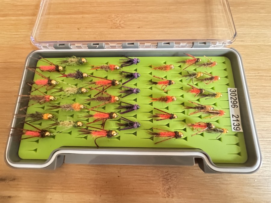 Tungstennymphen Sortiment, 35 Stück, Grösse 6 bis 16, Gummibeine, in Kunststoff Fliegenbox, sehr gute Qualität