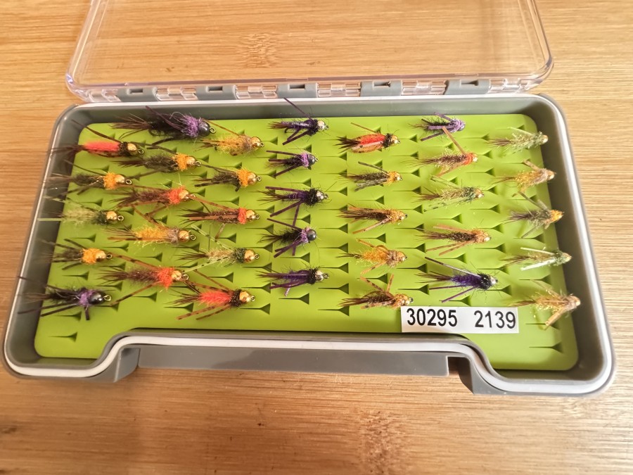 Tungstennymphen Sortiment, 35 Stück, Grösse 6 bis 16, Gummibeine, in Kunststoff Fliegenbox, sehr gute Qualität