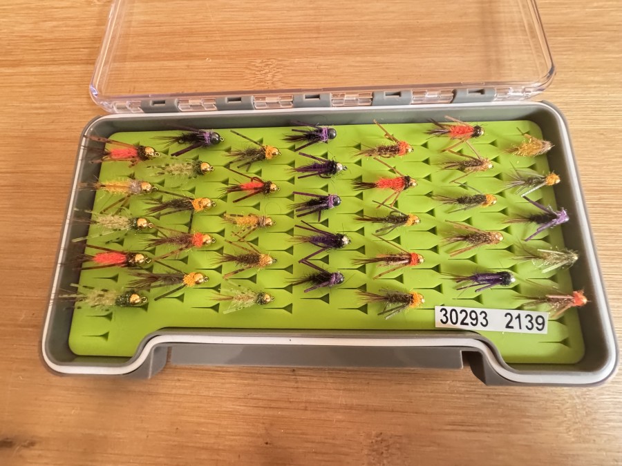 Tungstennymphen Sortiment, 35 Stück, Grösse 6 bis 16, Gummibeine, in Kunststoff Fliegenbox, sehr gute Qualität