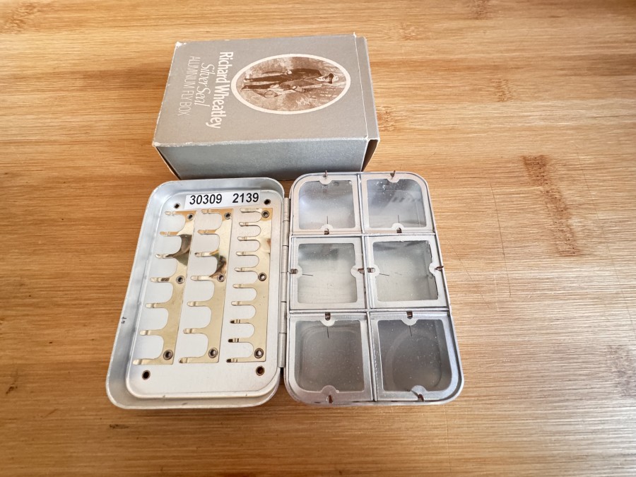 Fliegenbox, Richard Wheatley, Alu mit 6 Springdeckelfächer und 25 Halterungen, Grösse 90x60x25mm, neu