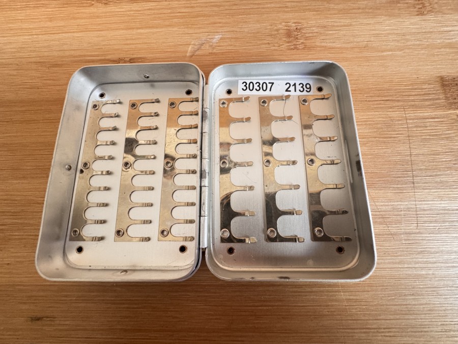 Fliegenbox, Richard Wheatley, Alu mit 51 Halteclips, 90x60x20mm, minimale Gebrauchsspuren
