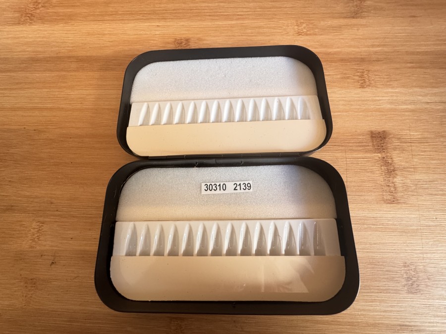 Tubenfliegenbox, Richard Wheatley, mit 28 Haltungen für Tubenfliegen, Grösse 155x90x25mm, mit Namenszug