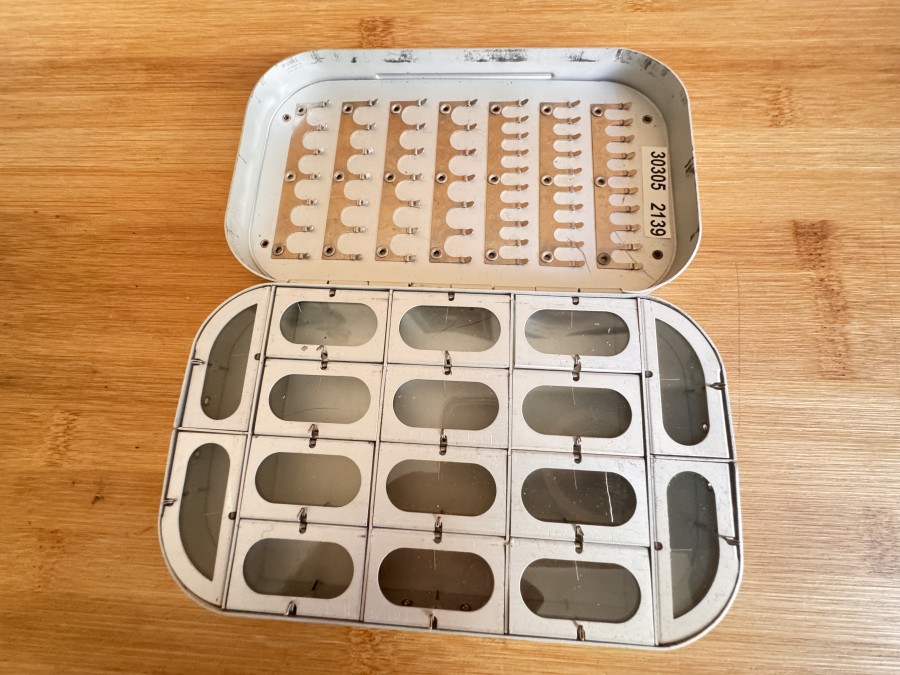 Fliegenbox, Okuma, Alu Fly Box 155-16WH, 155x90x25mm, 16 Springdeckelfächer, 58 Halteclips, mit Namenszug, Gebrauchsspuren