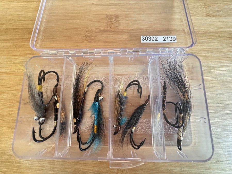 Lachsfliegen, 8 Stück, gebunden auf Partridge Doppelhaken, Grösse 3/0, in Kunststoff Fliegenbox