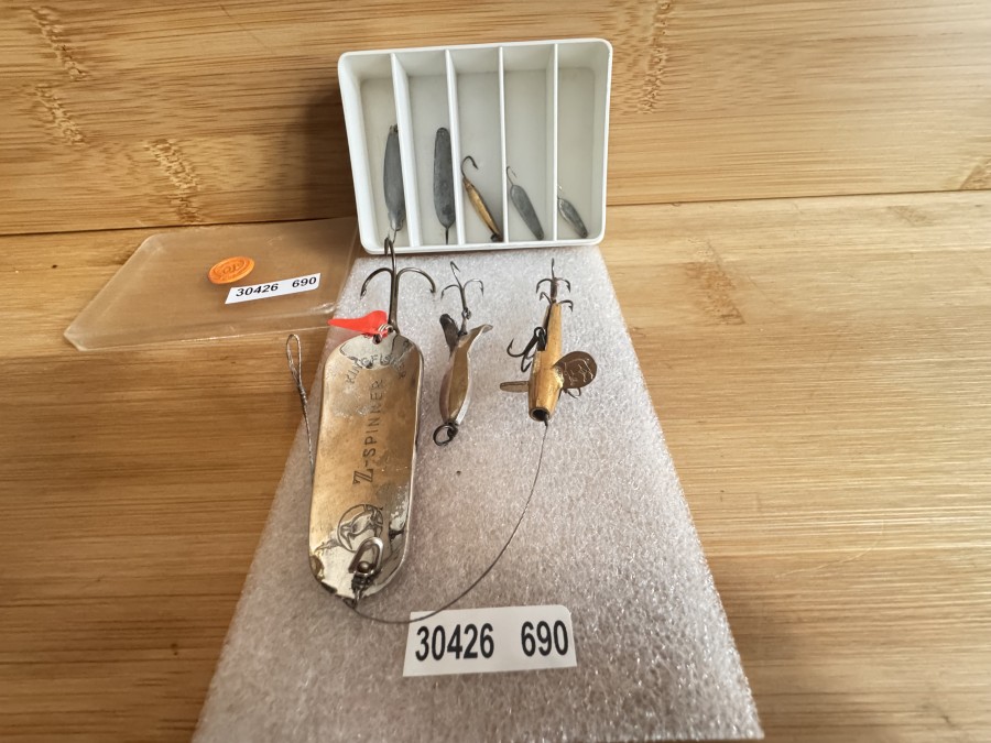 Kunstköder, Z-Spinner, Eisvogel gemarkt, Kingfisher, vernickelt, geschuppt, 75mm lang, Gewicht 30g, Wunderfischli, gold/silber, 48mm lang, Gewicht 10g, Devon, vergoldet Ziegenbock gemarkt, 4 Drillingen, 55mm lang, Box mit 5 Bleifischen, Gebrauchsspuren