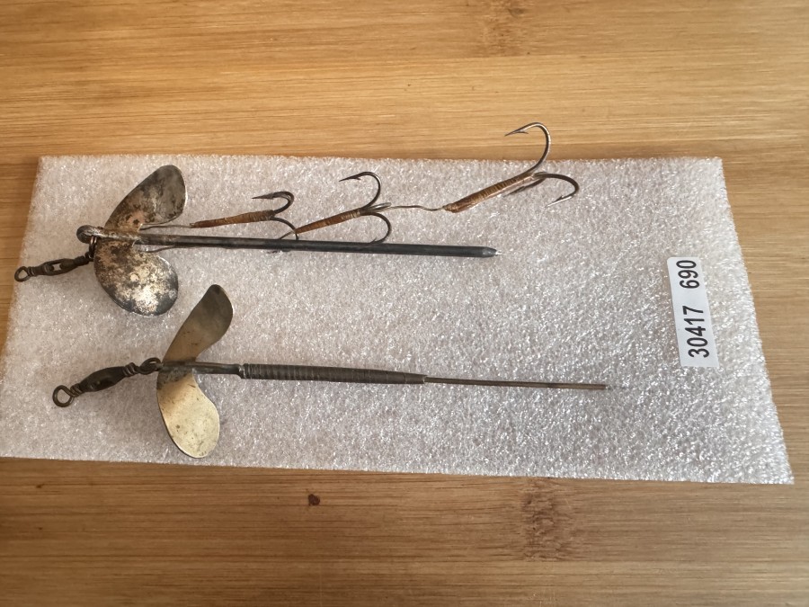 Köderfischsystem, Ziegenbock gemarkt, 130mm lang, 3 Drillingen und ein System ohne Haken, Gebrauchsspuren