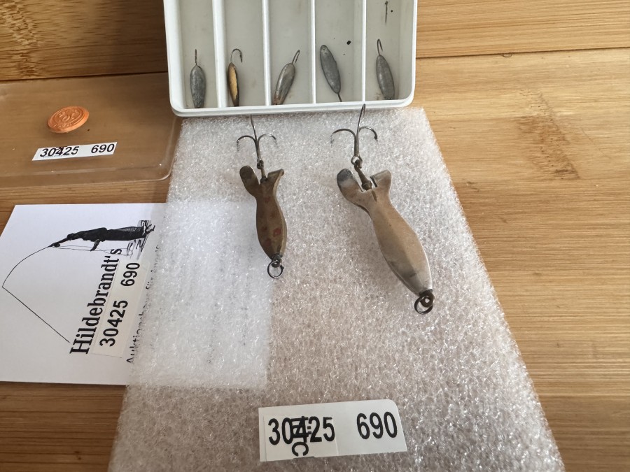 Kunstköder, Wunderfischli, nicht gemarkt,  silberfarben, 60mm lang, Gewicht 16g, Messing, rote Punkte, 48mm lang, Gewicht 8g, Box mit 5 Bleifischen, Gebrauchsspuren