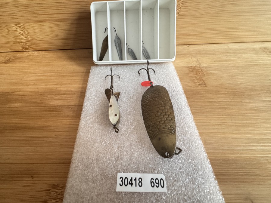 Kunstköder, Perlmuttspinner, Eisvogel gemarkt, hell/hellgrau, 53mm lang, Gewicht 10g, Löffelblinker, Eisvogel gemarkt, Messing, geschuppt, 72mm lang, Gewicht 22g,  Box mit  4 Bleifischen, Gebrauchsspuren