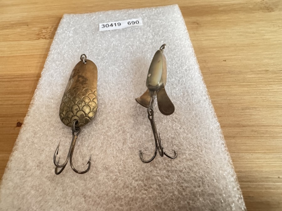 Kunstköder, Perlmuttspinner, Eisvogel gemarkt, hell/hellgrau, 50mm lang, Gewicht 12g, Löffelblinker, Eisvogel gemarkt, Messing, geschuppt, 50mm lang, Gewicht 12g, Gebrauchsspuren