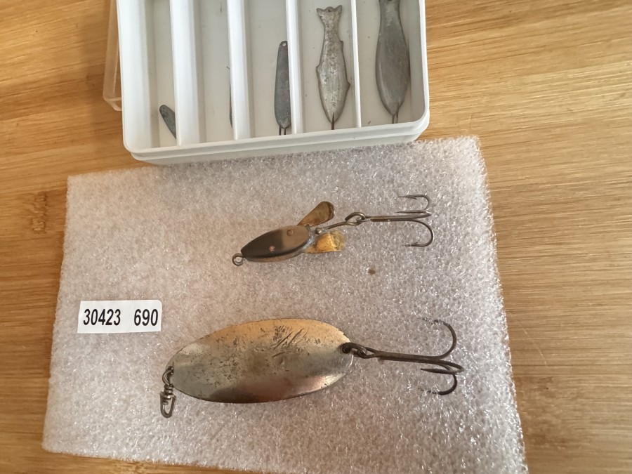 Kunstköder, Perlmuttspinner, Eisvogel gemarkt, hell/dunkelgrau, 45mm lang, Gewicht 10g, Löffelblinker, Eisvogel gemarkt, Beritt, Kingfisher, Messing,  vernickelt, 60mm lang, Gewicht 16g, Box mit 5 Bleifischen,  Gebrauchsspuren