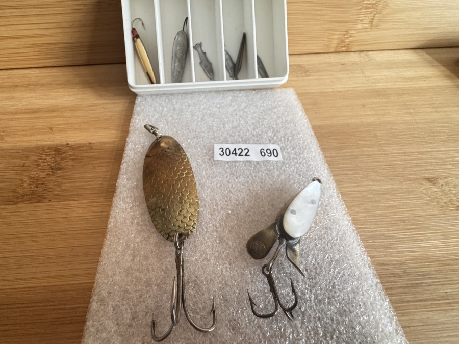 Kunstköder, Perlmuttspinner, Eisvogel gemarkt, hell/dunkelgrau, 50mm lang, Gewicht 12g, Löffelblinker, Eisvogel gemarkt, Messing,  geschuppt, 60mm lang, Gewicht 16g, Box mit 6 Bleifischen,  Gebrauchsspuren
