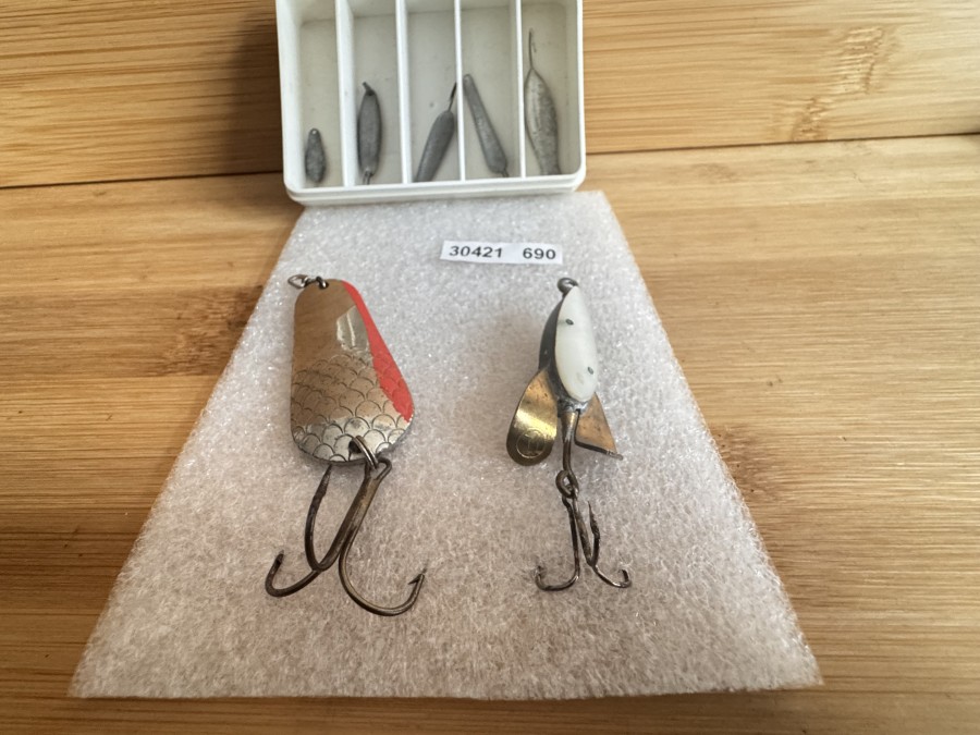 Kunstköder, Perlmuttspinner, Eisvogel gemarkt, hell/dunkelgrau, 60mm lang, Gewicht 14g, Z-Spinner, Kingfisher, Eisvogel gemarkt, Messing, vernickelt,  geschuppt, 60mm lang, Gewicht 22g,  Box mit 5 Bleifischen, Gebrauchsspuren