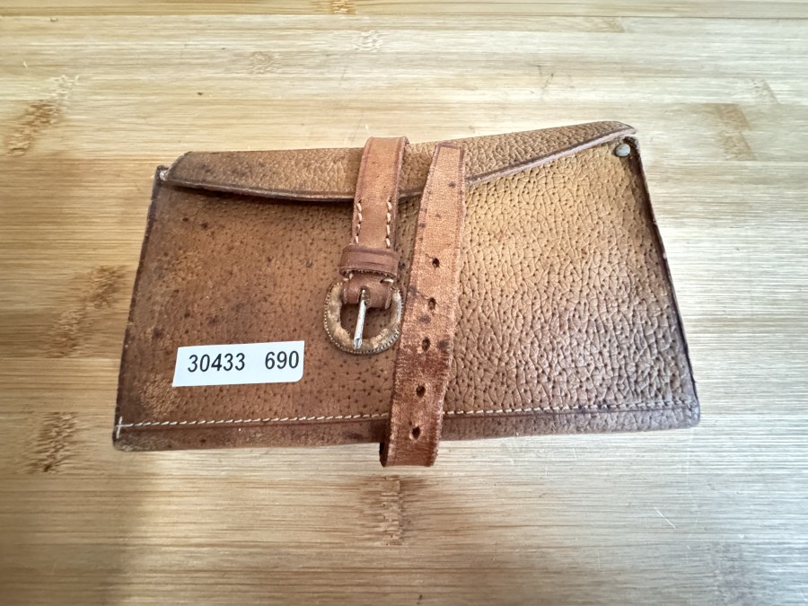 Fliegen- und Vorfachtasche, Leder, mit alten Fliegen, Gebrauchsspuren