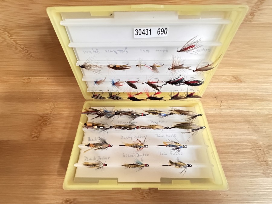 Lachs- und Nassfliegensortiment, 14 klassische Lachsfliegen, 19 Nassfliegen, in Hardy Fliegenbox, Gebrauchsspuren