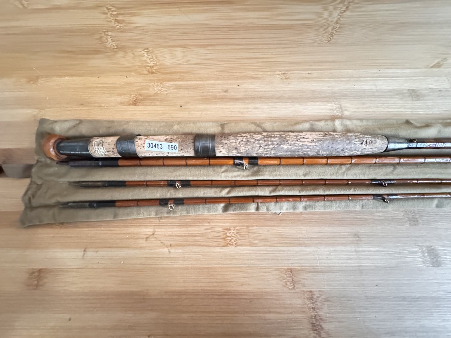 Gespliesste Fliegenrute, H. Stork, München, 3tlg., 3,00m, Gewicht 270g, Reservespitze, Futteral, Gebrauchsspuren, Transportlänge 1050mm