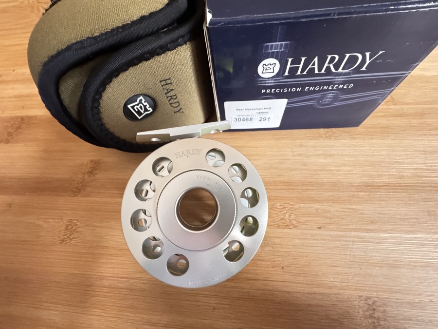 Fliegenrolle, Hardy, Marksman 4/5, J15790, #4/5, leiser Klicker, Links- oder Recchtshand, Backing, Hardy Rollentasche, ungefischt im Karton