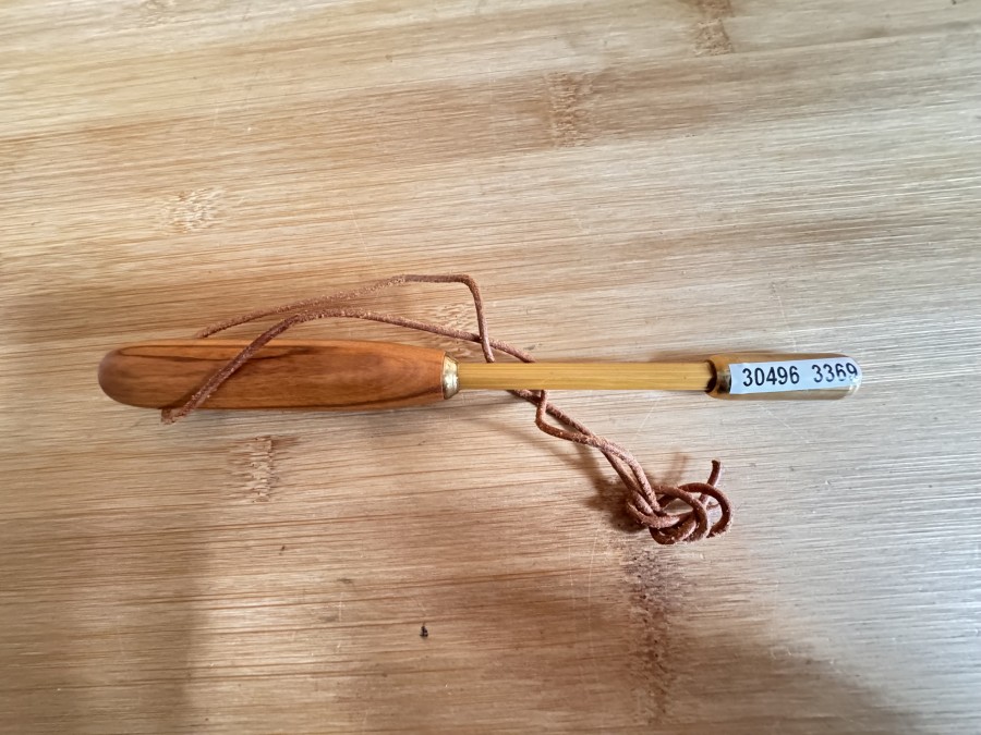 Fischtöter, Bambus/Edelholz/Messing, Lederriemen, 200mm lang, sehr guter Zustand