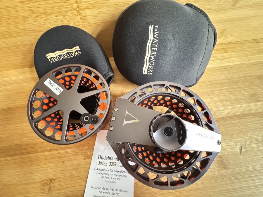 Lachsfliegenrolle, Waterworks, Vanquish V, Reservespule mit Backing, Linkshand, #10, Rollendurchmesser 115mm, Rollenbreite 50mm, Gewicht 370g mit Backing, Neoprene Rollentasche, Gebrauchsspuren