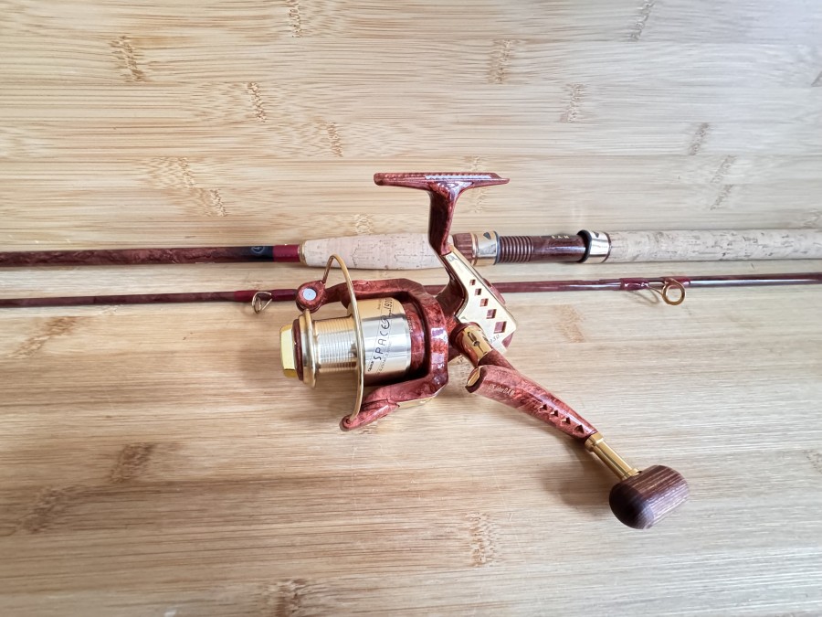 DAM Geburtstagsrute und Rolle, SPACE ROYAL 60 Spinnrute, limitierte edition 125 JAHRE DAM, Seriennummer 0001, mit vergoldeten Ringen, 2tlg., 3.00m, Wurfgewicht 30-60g und Stationärrolle, SPACE ROYAL Quick 930, Carbon Spinnrolle, 8+1 Kugellager, Übersetzung 1:5,3Gewicht 330 gr., Futteral, neu ungefischt, Transportlänge 1560mm