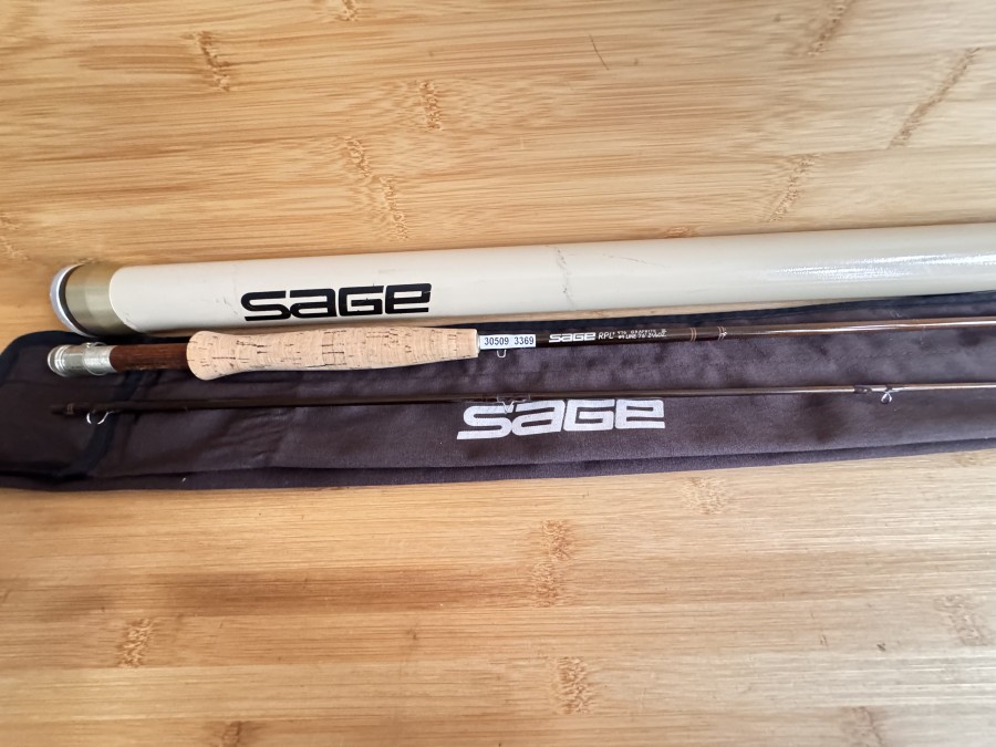 Fliegenrute, Sage, RPL+ 476 Graphite III, 2tlg., 7.6", #4 Line, Gewicht 84g, Futteral, Alu Transportrohr, Gebrauchsspuren, Transportlänge 1220mm