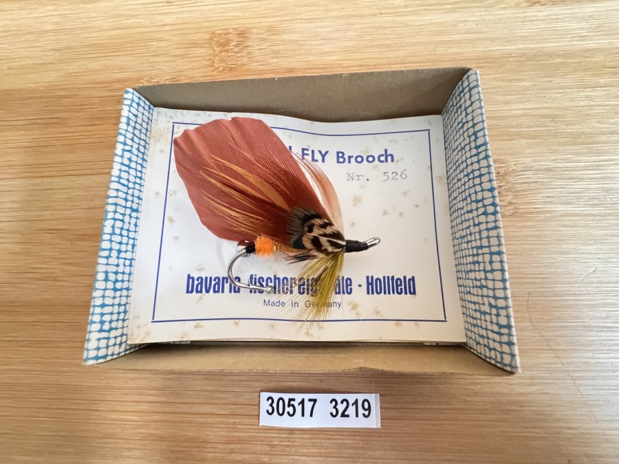 1 Lachshutfliege von Bavaria Fischereigeräte – Hollfeld – „SALMON FLY Brooch Nr. 526“. Eine absolute Rarität für den Bavaria- Sammler