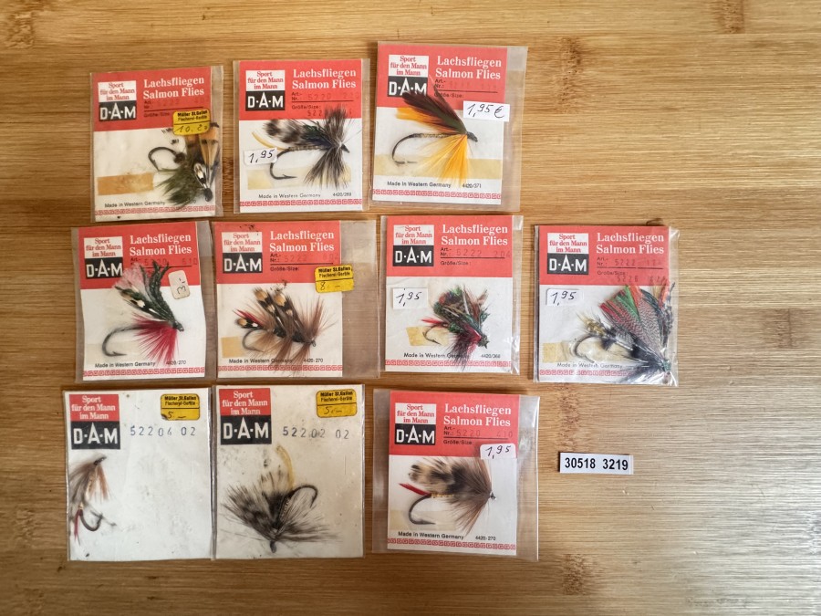 10 DAM-Lachsfliegen ungefischt in der alten DAM-Verpackung. Ein günstiges Schätzchen für den DAM-Sammler