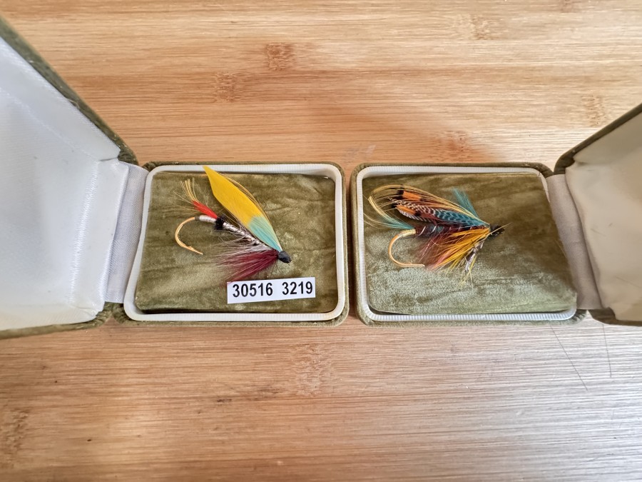 2 Lachshutfliegen in grünem Samtetui´s entweder für den Hut oder Sammlervitrine des passionierten Fliegenfischers. Selten zu bekommen