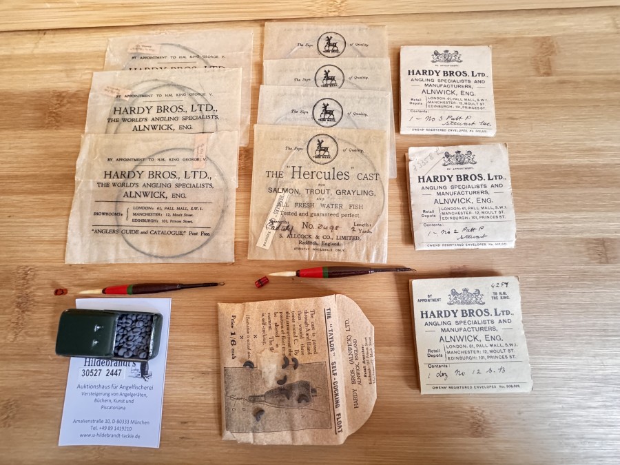Vintage Fliegenfischerartikel, 3 Stück Vorfächer, Hardy Bros., 4 Stück The Hercules Cast, The Taylor Self cocking Float, 2 Schwimmer, 3 Stück Hardy Bros Fliegen am Vorfach. Box mit Zwickblei