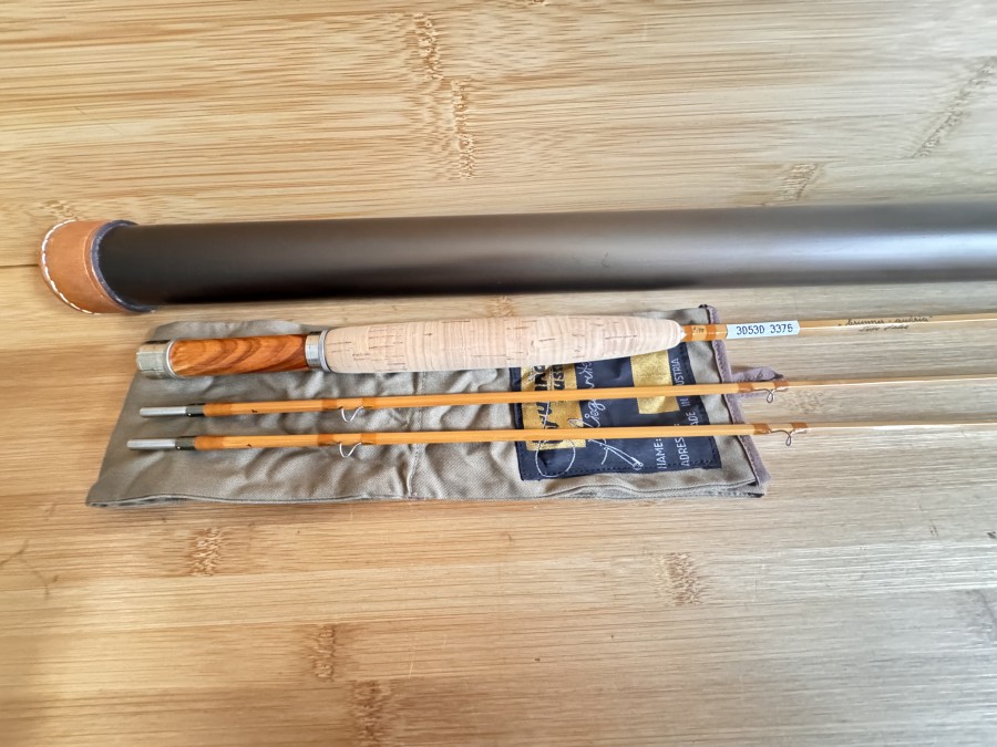 Gespliesste Fliegenrute, "brunner - austria", Type Salza, 5/98, mit Namenszug, 2tlg., 1,90m, #4, Gewicht 95g, Hülsenstopfen, Reservespitze, Futteral, Alu Transportrohr mit Lederkappen, ungefischt, Transportlänge 1000mm