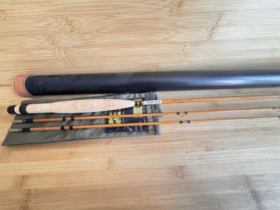 Gespliesste Fliegenrute, "brunner - austria", Cheri, mit Namenszug und Widmung, 11/70, 2tlg., 1,90m, #5, Gewicht 75g, Hülsenstopfen, Reservespitze, Futteral, Kunststoff Transportrohr mit Lederkappen, ungefischt, Transportlänge 1010mm