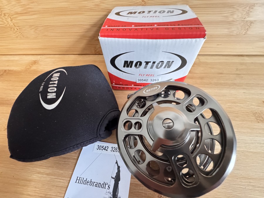 Fliegenrolle, Motion, Snipe 7/8, DT7/WF8, Links- oder Rechtshand umstellbar, gutes Bremssystem, Rollendurchmesser 95mm, Rollenbreite 40mm, Gewicht 156g, Neoprene Rollentaschen, neu im Karton