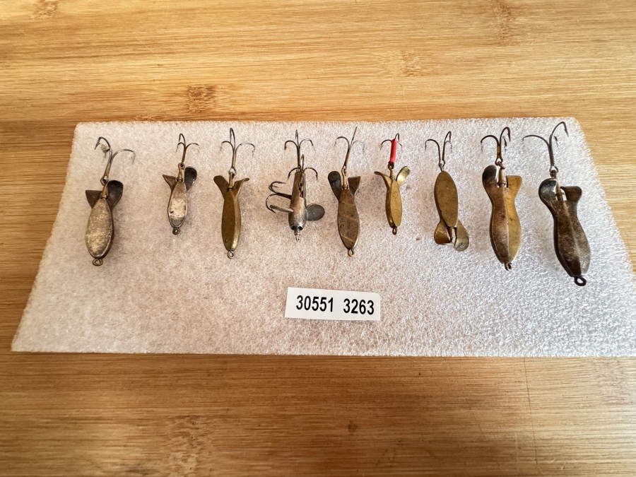 Vintage Schweizer Kunstköder, 1 Devon mit 3 Drillingen, 1 Stück Swiss Made gemarkt, 8 Stück 4cm bis 7cm lang, gemarkt