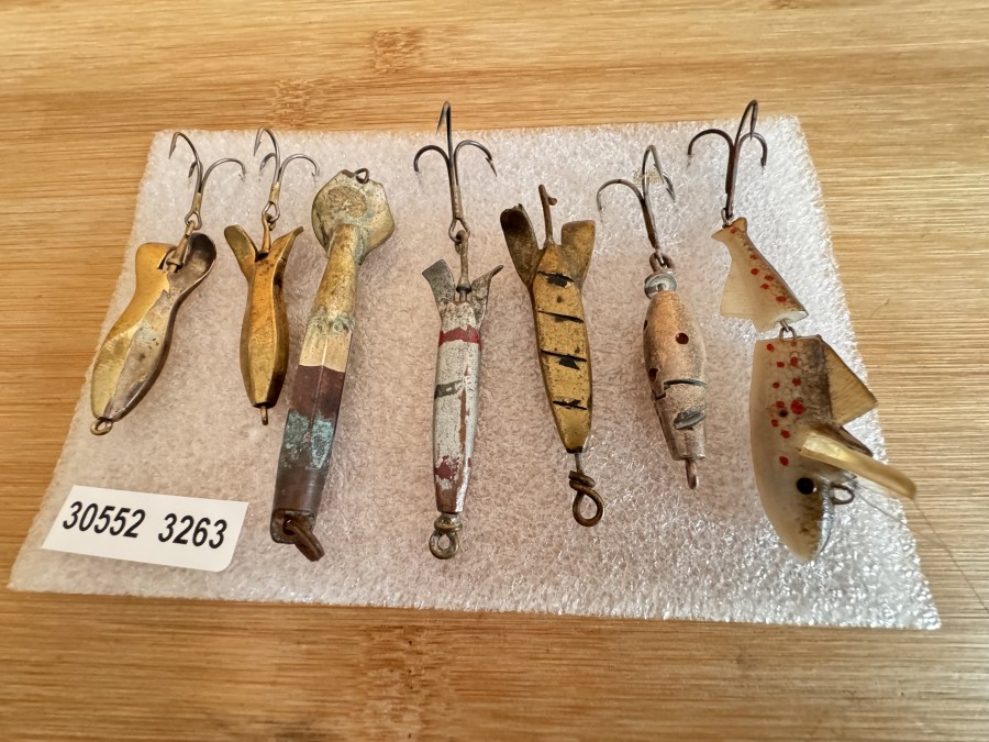 Vintage Schweizer Kunstköder, 3 Stück Messing, 6cm lang, 2 Stück ohne Haken, 1 Stück 8cm lang, 1 Wobbler, gefischt