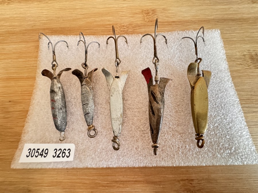 Vintage Schweizer Kunstköder, 2 Stück 7cm lang, je 1 Stück 8 cm, 1 Stück 9cm lang, 1 Stück Messing, 8cm lang, gefischt