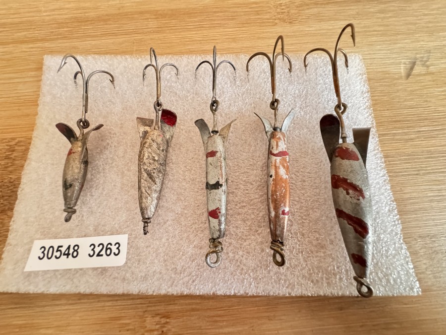 Vintage Schweizer Kunstköder, 1 Stück 6cm lang, je 1 Stück 6 cm, 7cm und 9cm lang, 1 Stück 8cm lang, gefischt
