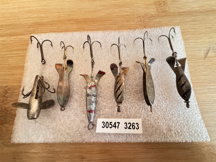 Vintage Schweizer Kunstköder, Devon mit 3 Drillingen, 1 Swiss Made gemarkt, 4 Stück 6cm lang, 1 Stück 7 cm lang, gefischt