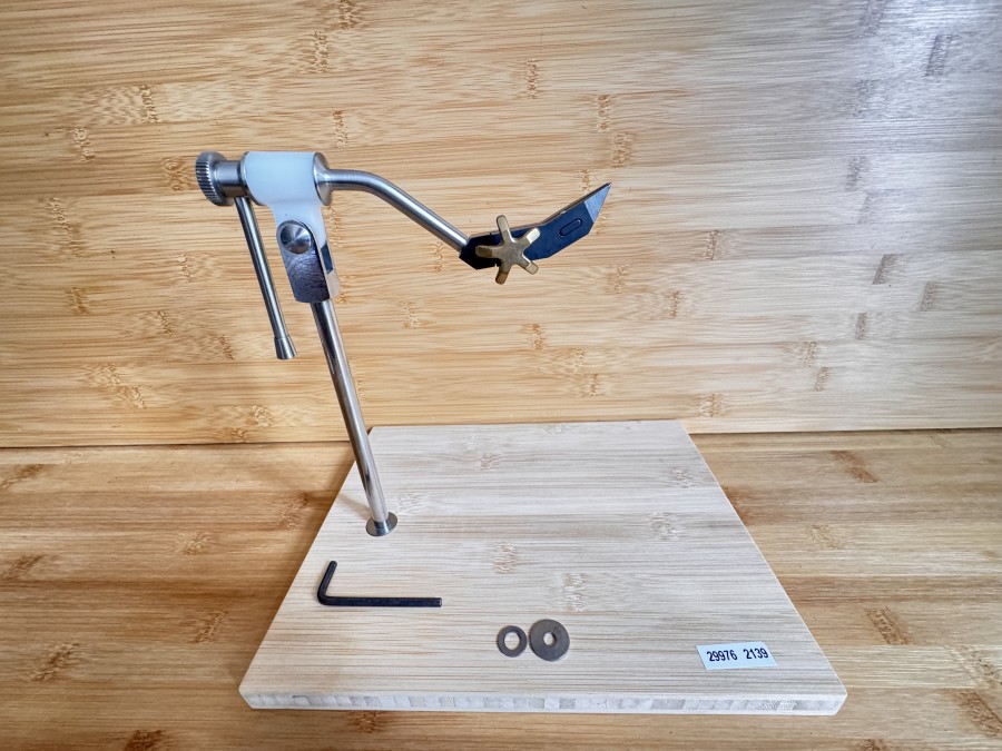Fliegenbindestock, funktioneller, eleganter und schöner Rotationsbindestock, Edelstahl, Delrin, Bodenplatte Bambus Mehrschichtplatte, Gewicht 870g, die Backen sind aus Werkzeugstahl gefertigt und gehärtet. Sie nehmen Haken von Grösse 32 bis 10/0 auf und lassen sich über ein Messingsternrad leicht und präzise öffnen und schließen. Der Schraubstock ist in alle Richtungen verstellbar und dreht sich in einem Delrin Gehäuse, leichte Gebrauchsspuren, MADE IN BAVARIA