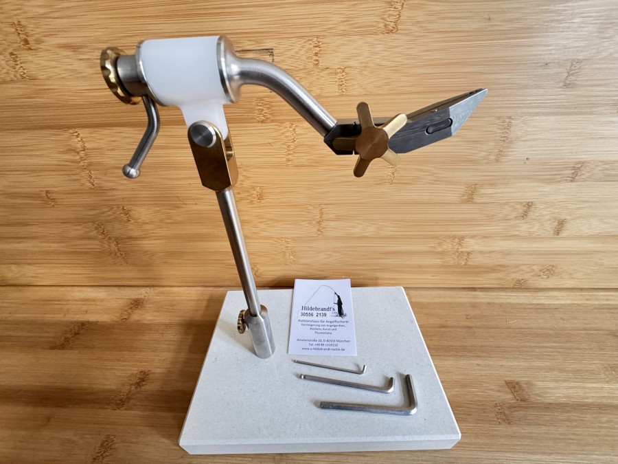 Rotationsbindestock um 360 Grad drehbar, einfach und simpel, ohne jeden Schnick-Schnack, charakteristisches sternförmiges Einstellen der Haken, einfach und sicher, für Fliegenhaken Grösse 28 bis 10/0, aus hochwertigem Edelstahl, Messing, Delrin, Backen aus DAMASTSTAHL, aus einem 300 Lagen Block gefräst, nitriert und geschwärzt, gedreht und gefräst auf modernsten Maschinen in München, Bodenplatte aus Silestone, weiss, hohe Kratzfestigkeit, Gewicht 2950 Gramm, baugleich mit einem LAW Vice von Lawrence Waldron, neu, sehr aufwendig hergestellt