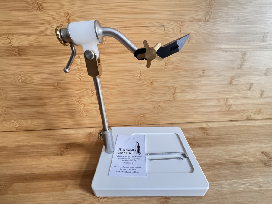 Fliegenbindestock, Gentlecraft,  Rotationsbindestock,  um 360 Grad drehbar, einfach und simpel, ohne jeden Schnick-Schnack, Charakeristisches sternförmiges Einstellen der Haken einfach und sicher, ohne großen Druck,  Law Vice Replica,  für Fliegenhaken Grösse 28 bis 10/0, aus hochwertigem Edelstahl, Messing, Delrin, Backen aus Werkzeugstahl, gedreht und gefräst, nach genauen Angaben nitriert und geschwärzt, auf modernsten Maschinen in München gefertigt, Bodenplatte Alu, weiß pulverbeschichtet, Gewicht 2450 Gramm, Baugleich mit einem LAW Vice von Lawrence Waldron, neu