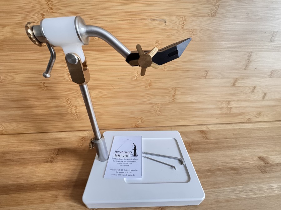 Fliegenbindestock, Gentlecraft,  Rotationsbindestock,  um 360 Grad drehbar, einfach und simpel, ohne jeden Schnick-Schnack, Charakeristisches sternförmiges Einstellen der Haken einfach und sicher, ohne großen Druck,  Law Vice Replica,  für Fliegenhaken Grösse 28 bis 10/0, aus hochwertigem Edelstahl, Messing, Delrin, Backen aus Werkzeugstahl, gedreht und gefräst, nach genauen Angaben nitriert und geschwärzt, auf modernsten Maschinen in München gefertigt, Bodenplatte Alu, weiß pulverbeschichtet, Gewicht 2450 Gramm, Baugleich mit einem LAW Vice von Lawrence Waldron, neu